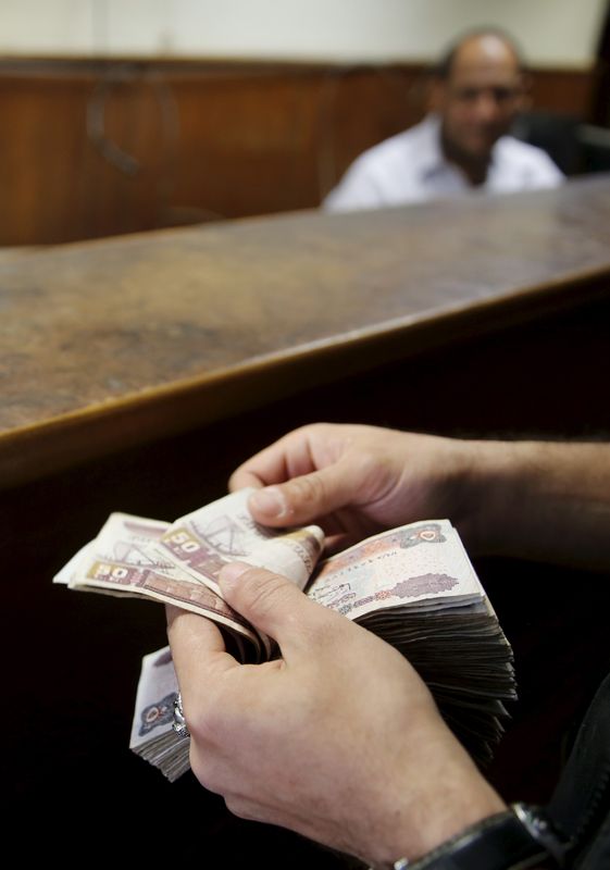 پوند مصر در آستانه نشست صندوق بین المللی پول در بازار سیاه همچنان سقوط می کند