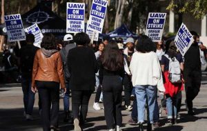 کارگران دانشگاهی اعتصابی دانشگاه کالیفرنیا شروع به رأی گیری در مورد قرارداد کار کردند