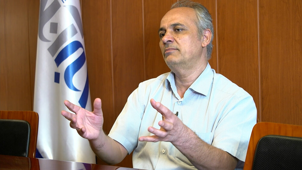 گاهی اوقات مانند شریعتی در «کویر» نوشتم/ در طنز نویسی عاشق چخوفم/ برخی طنزهایم را بی‌مزه می‌دانند