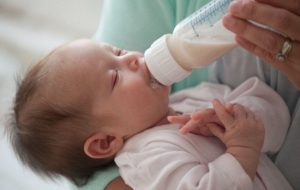گرانی شیرخشک در انگلیس و نگرانی از سوءتغذیه نوزادان