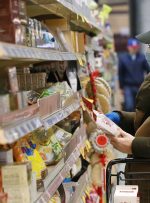 گرانی دلار و احتمال حذف مواردی بیشتر از مواد خوراکی از سبد خانوارها