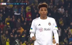 ببینید | حمله به بازیکن فوتبال با پنجه بوکس در زمین بازی