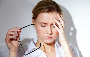 رفع آثار استرس از چهره / اضطراب چگونه به پوست آسیب می زند؟