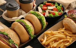 اگر سابقه سرطان در خانواده دارید، دور این ۱۲ ماده غذایی را خط بکشید