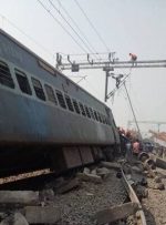 انفجار بمب در پاکستان، قطار مسافربری را از ریل خارج کرد