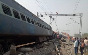 انفجار بمب در پاکستان، قطار مسافربری را از ریل خارج کرد