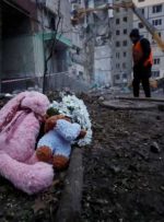اوکراینی های اشکبار برای قربانیان حمله دنیپرو عزاداری می کنند