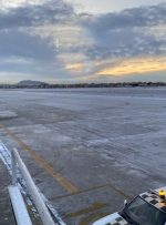 باند فرودگاه مشهد یخ زده است/ پافشاری شرکت‌های هواپیمایی برای برقراری پروازها