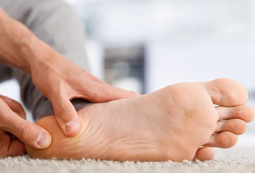 بلایی که پوشیدن کفش پاشنه سرتان می‌آورد/ دلایل ایجاد خار پاشنه چیست؟