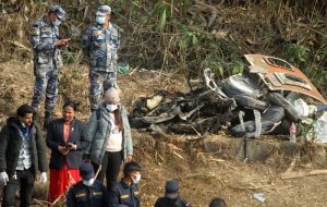 جستجو برای یافتن چهار نفر که پس از سانحه هوایی مرگبار در نپال مفقود شده بودند از سر گرفته شد