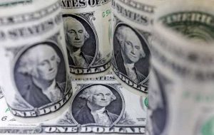 دلار در آستانه هفته شلوغ بانک مرکزی با احتیاط ثابت شد
