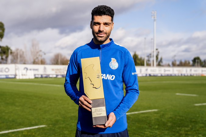 عکس| جایزه بزرگ فوتبال پرتغال به طارمی رسید