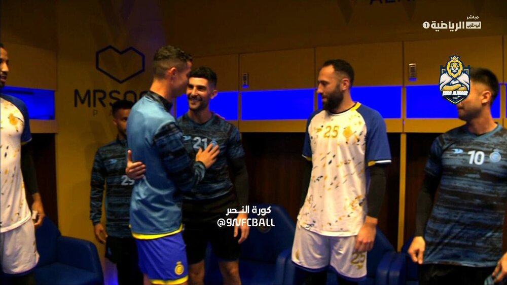 عکس | رونالدو در رختکن النصر؛ اولین دیدار کریستیانو با هم‌تیمی‌های جدید