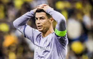 عکس| لگد مال شدن لباس رونالدو در عربستان؛ سعودی‌ها دل‌خوشی از CR7 ندارند