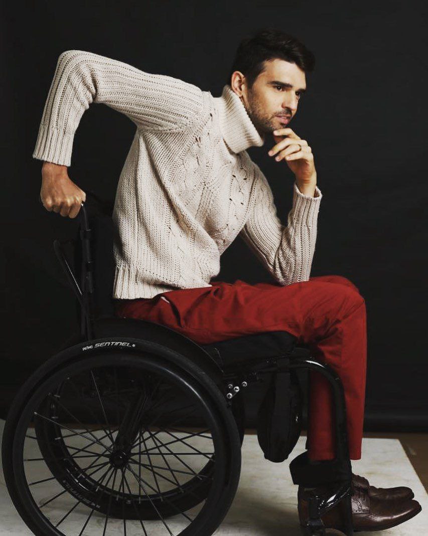 عکس| ژست خاص مدافع سابق استقلال روی ویلچر