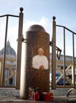 مرگ پاپ بندیکت پیشین سال نو را در واتیکان تحت الشعاع قرار داد