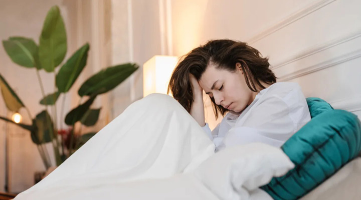 زنی که دچار علائم مصرف زیاد ویتامین دی شده است