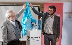 هزار کتاب در یک دست