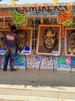 هنرمند کنگو پرتره سیاستمداران را با پلاستیک نقاشی می کند