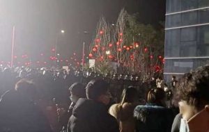ویدئوها نشان می دهد که معترضان با پلیس در کارخانه تولید کیت آنتی ژن کووید در چین درگیر شدند