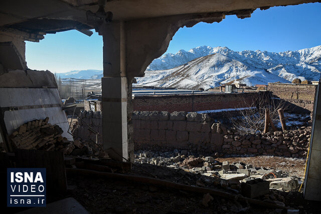 ویدیو / زلزله‌زدگان خوی در احاطه برف و سرما 