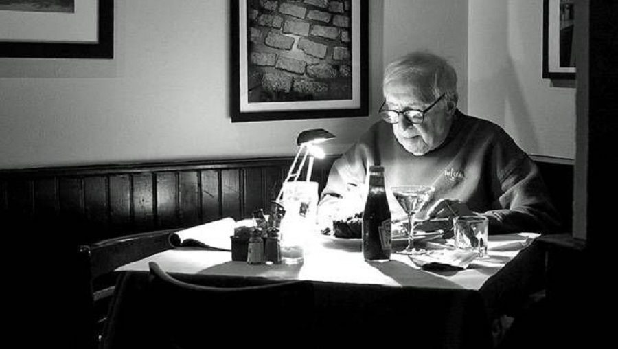 چرا تنهایی غذا خوردن برای سلامتی بده؟