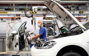 کمبود مواد برای تولید کنندگان آلمانی کاهش می یابد کمبود مواد برای تولید کنندگان آلمانی کاهش می یابد