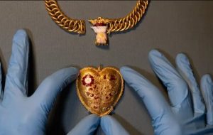 کشف گردنبند طلا توسط یک جوینده گنج کشف گردنبند طلا توسط یک جوینده گنج