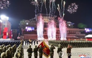 نمایش شبانه قدرت موشکی و هسته‌ای کره‌شمالی با حضور اون و لب‌های خندان/عکس