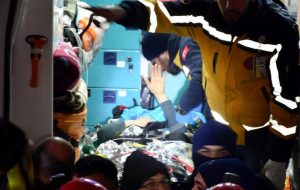 نجات معجزه آسای مادر و دختر ۹۲ ساعت پس از زلزله + عکس