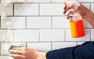 چند روش ساده برای تمیز کردن کاشی‌های حمام و سرویس بهداشتی