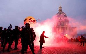 اعتصابات علیه اصلاحات بازنشستگی برای اخلال در حمل و نقل ریلی و هوایی فرانسه در روز سه شنبه