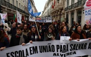 با تشدید موج نارضایتی معلمان پرتغالی به خیابان ها آمدند