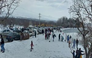 برگزاری جشنواره خانوادگی ساخت آدم برفی‌ها در تویسرکان همدان