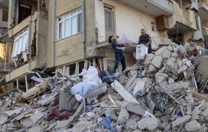 ترکیه تحقیقات در مورد فروریختن ساختمان را در حالی که تلفات زمین لرزه از 50000 نفر فراتر رفت، گسترش داد