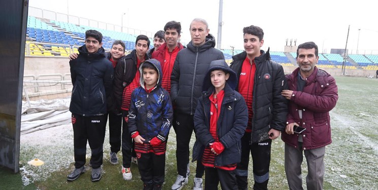 تمرین برفی پرسپولیس با حضور کودکان مرکز خیریه