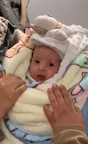 تولد نوزاد خویی در دل زلزله و پس لرزه‌ها / عکس