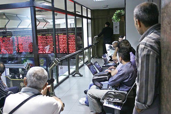 خروج سرمایه از بازار سهام شدت گرفت / بورس به مخمصه افتاده است؟ 