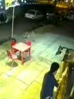 خونسردی عجیب راننده پیکان هنگام سرقت! + فیلم