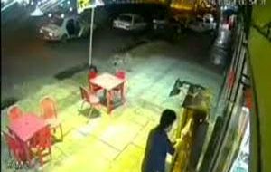 خونسردی عجیب راننده پیکان هنگام سرقت! + فیلم خونسردی عجیب راننده پیکان هنگام سرقت! + فیلم