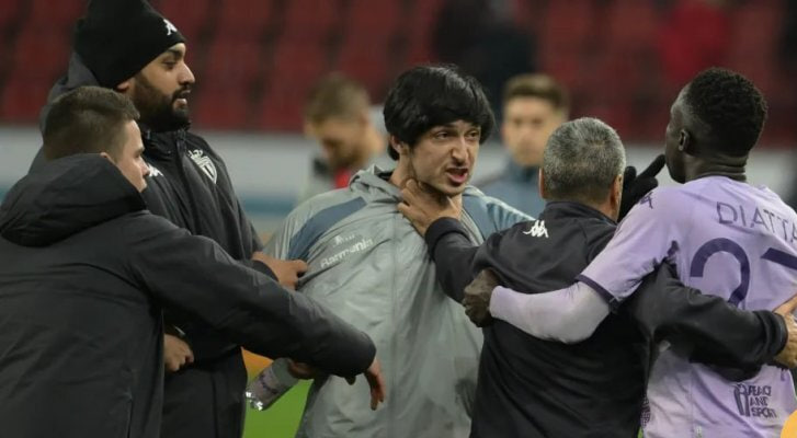 درگیری سردار آزمون در بازی لیگ اروپا + عکس