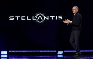 دستمزد تاوارس مدیرعامل Stellantis در سال 2022 با 14 درصد کاهش به 15.7 میلیون دلار رسید.