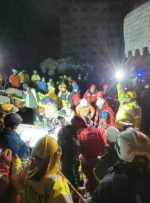 دو زن برای روزها در زیر آوار زلزله زنده ماندند، زیرا تعداد قربانیان به 24150 نفر رسید