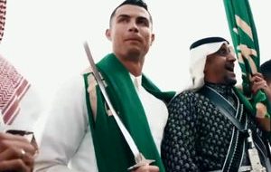 رقص شمشیر رونالدو با پرچم عربستان! + فیلم