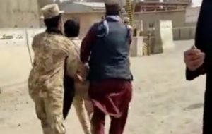 ضرب و شتم و دستگیری مرزبان ایرانی توسط طالبان ضرب و شتم و دستگیری مرزبان ایرانی توسط طالبان