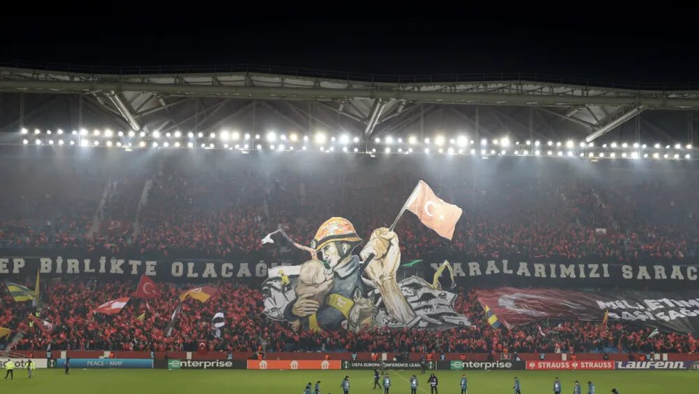 عکس | ادای احترام هواداران ترکیه‌ای به نیروهای امداد زلزله