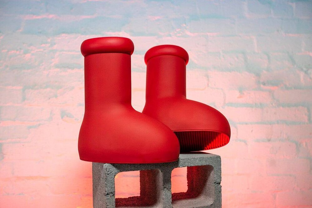 عکس| جدیدترین ترند دنیای مد؛ بوت‌های عجیب ۱۷ میلیون تومانی را ببینید