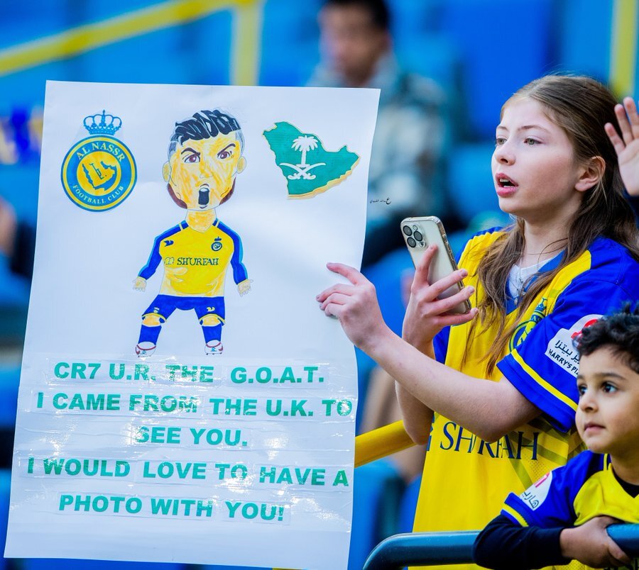 عکس | خاص‌ترین هوادار رونالدو؛ دختری که از انگلیس به عربستان رفت!