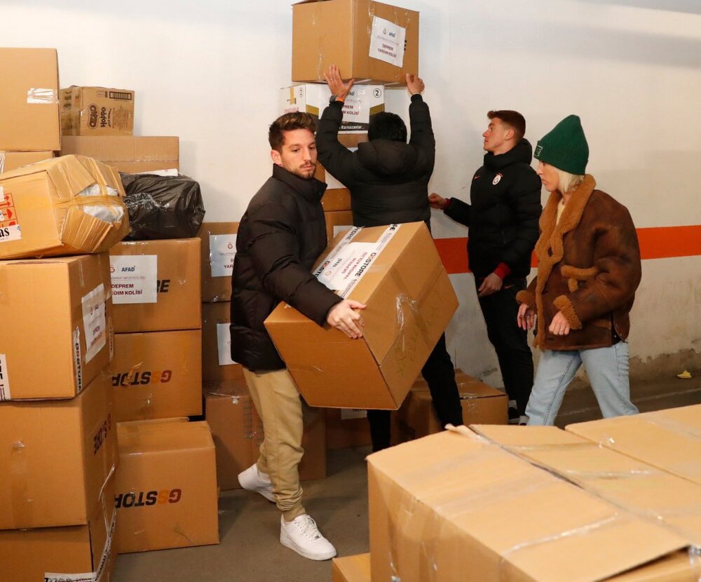 عکس | کمک ستاره بلژیکی و همسرش به مردم ترکیه