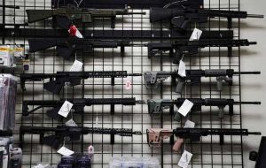 قاضی ایالات متحده می گوید ممنوعیت داشتن اسلحه برای مصرف کنندگان ماری جوانا خلاف قانون اساسی است